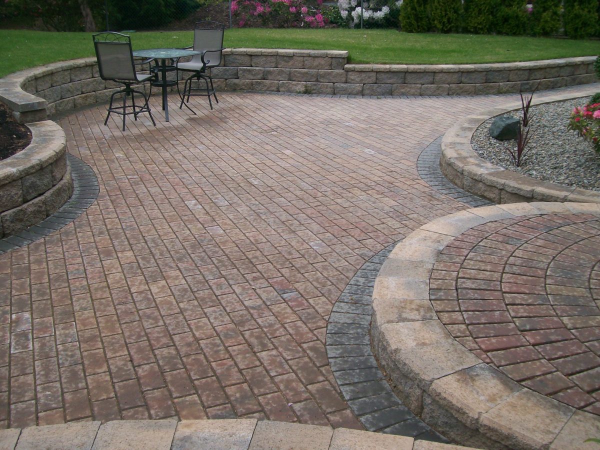 paving stone patio with enclosure wall